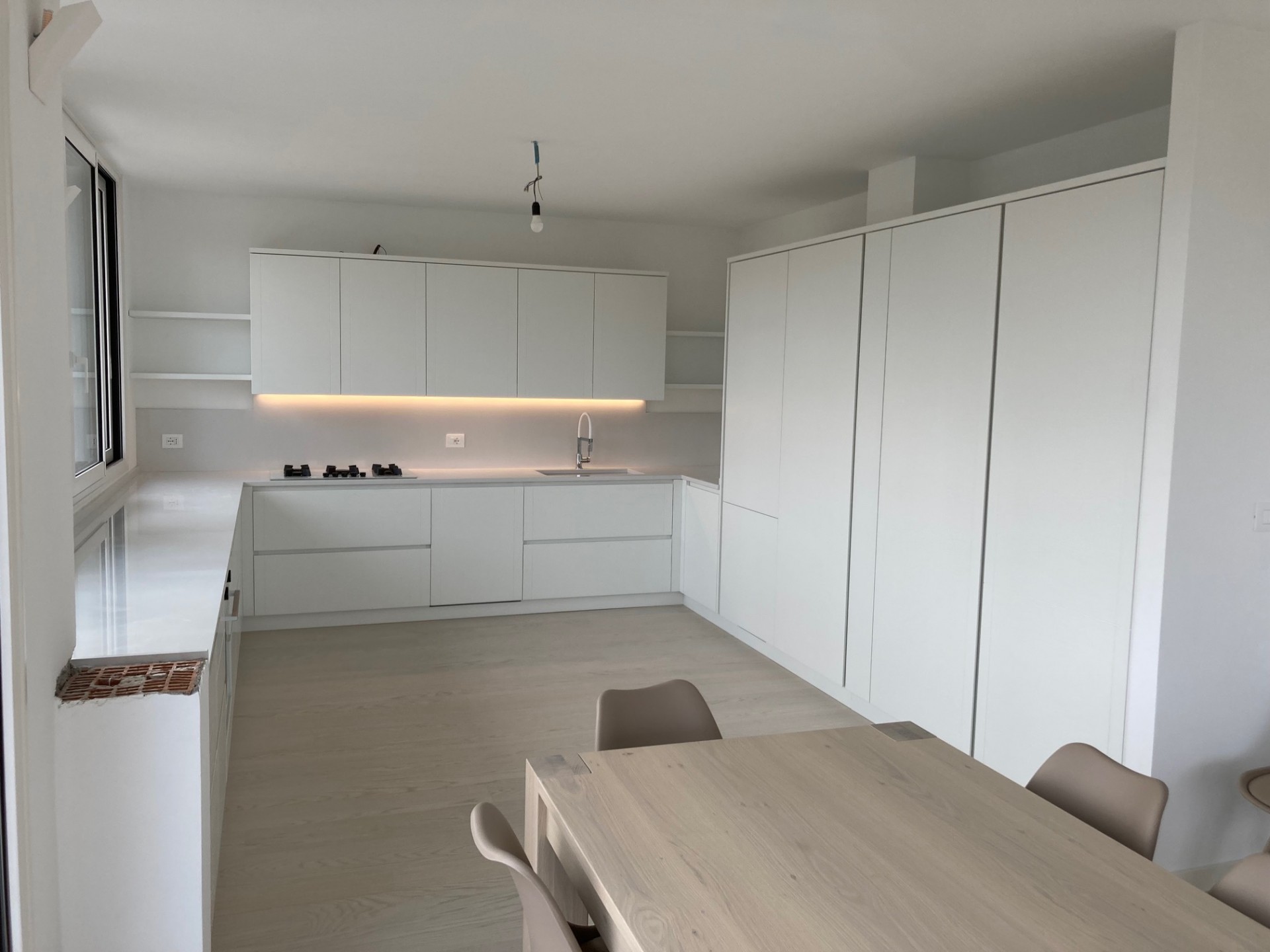 Cucina su misura in legno laccato bianco art. 207